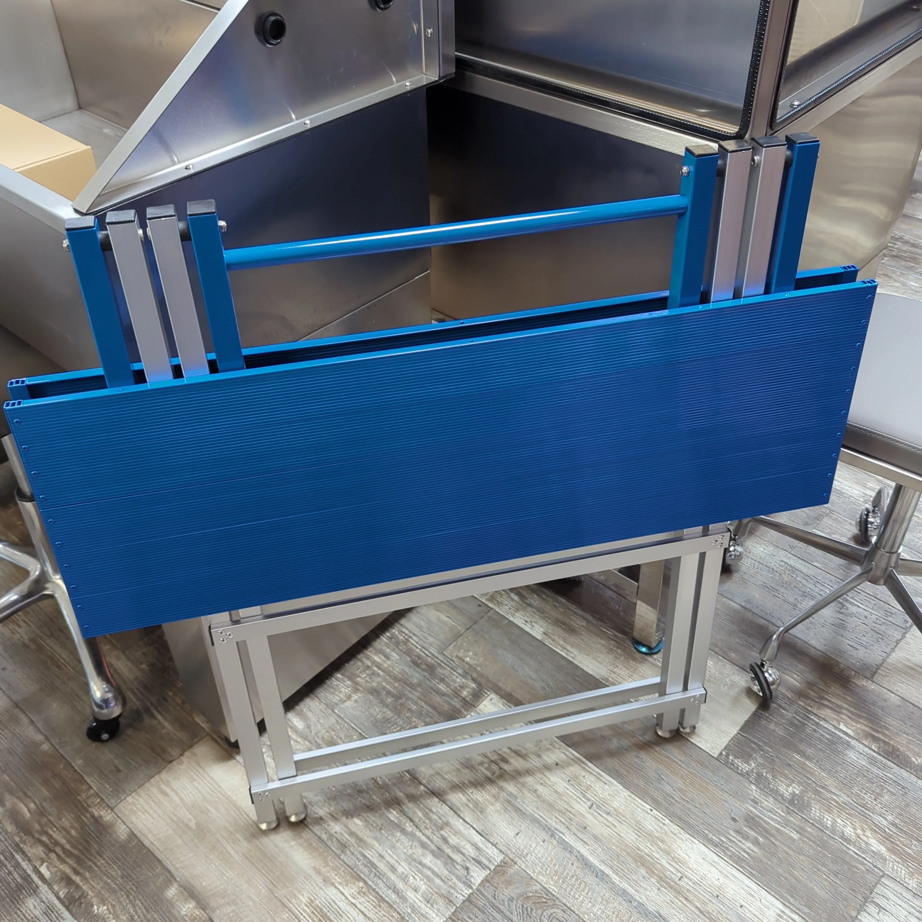 Ultra-Light Ringside Table