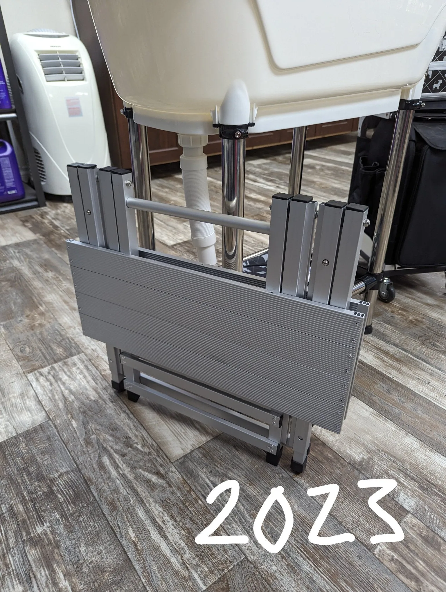 Ultra-Light Ringside Table